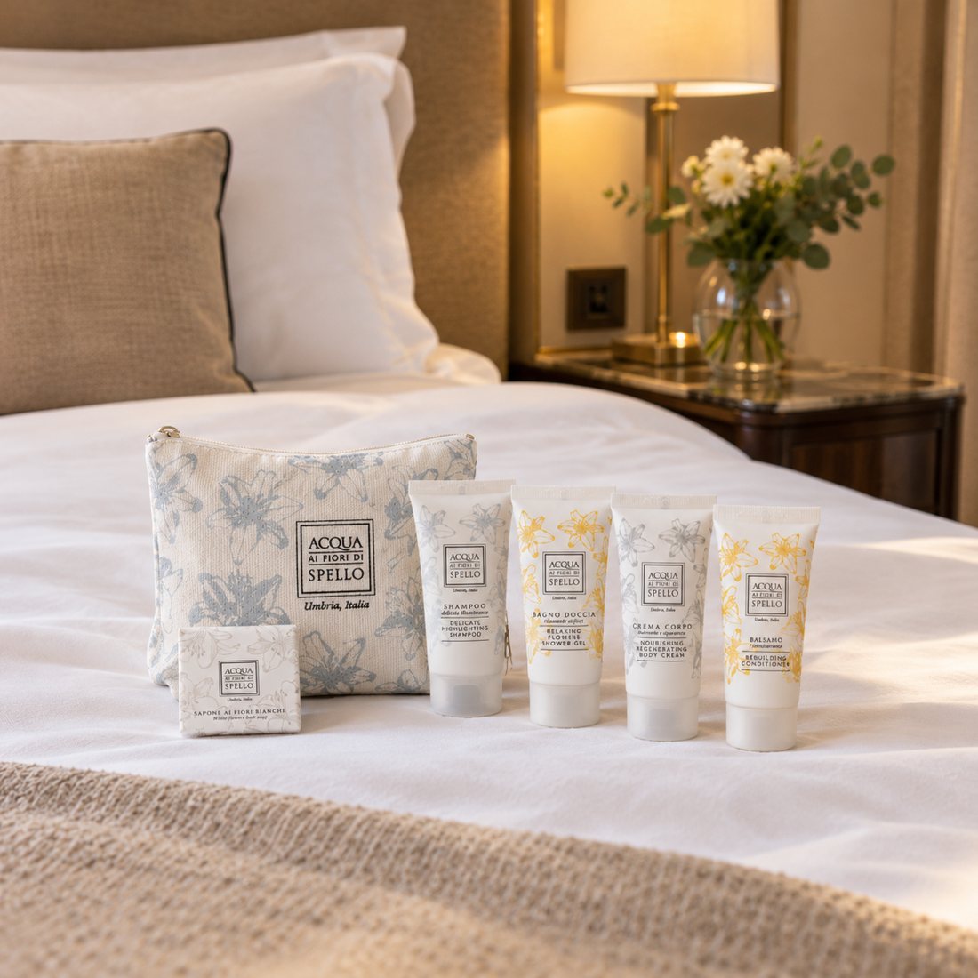 Pochette e mini taglie sul letto di una camera d'hotel