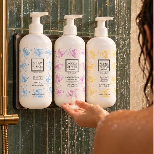 Supporto triplo in doccia con shampoo, bagno doccia e balsamo